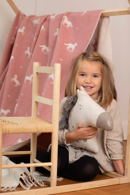 Kinderdecke JUWEL "Pferde allover" von David Fussenegger