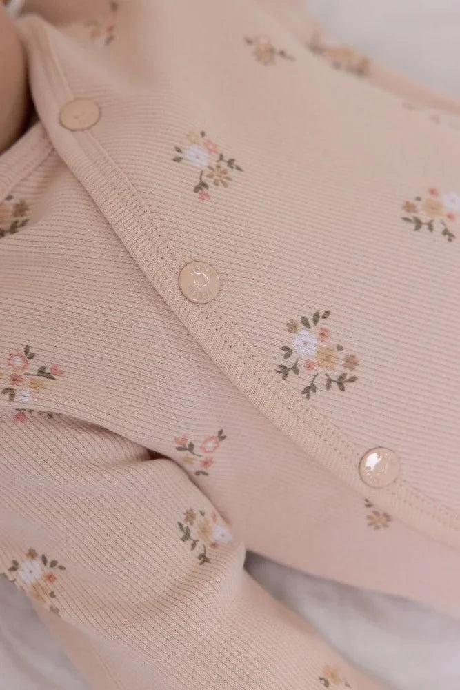 Anzug mit Klapfuß in Rosa AOP Flowers von Feetje