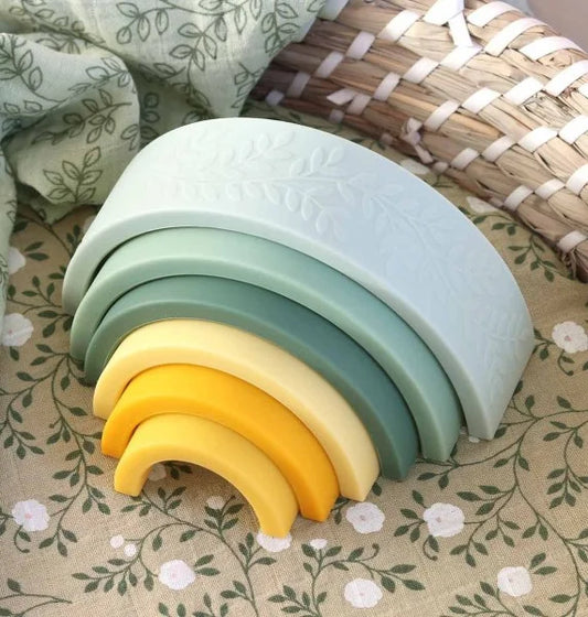 A Little Lovely Company Stapelspielzeug Regenbogen / Salbei