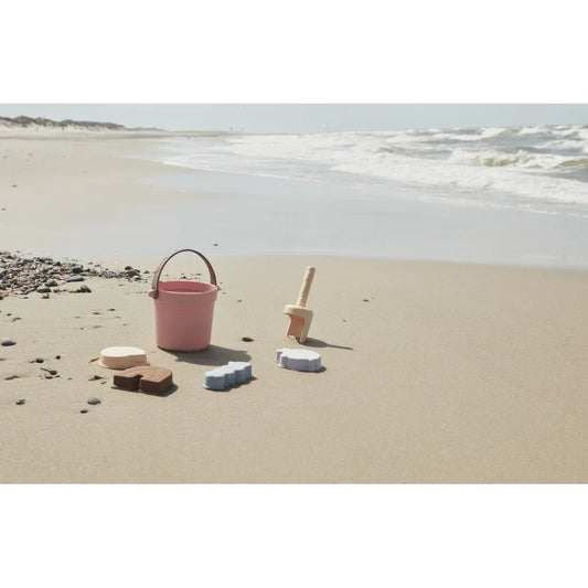Oyoy Sandspielzeug 6er-Set - Eimer, Förmchen, Schaufel (Coral)