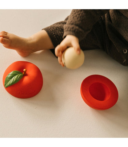 Oli & Carol Stapelspielzeug und Rasselball - Apple Stackable Toy & Rattle Ball