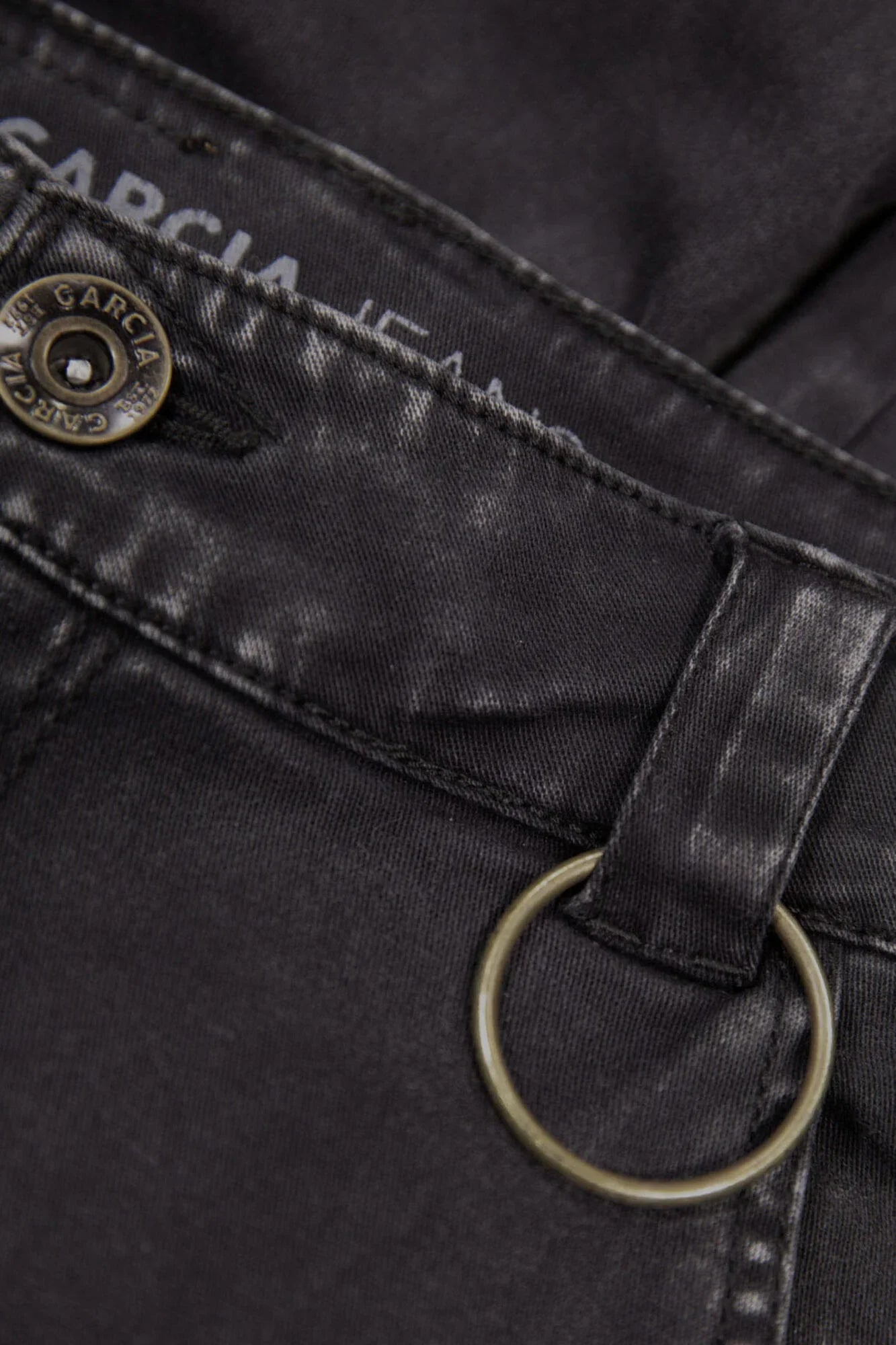 Schwarze Hose im Cargo-Look