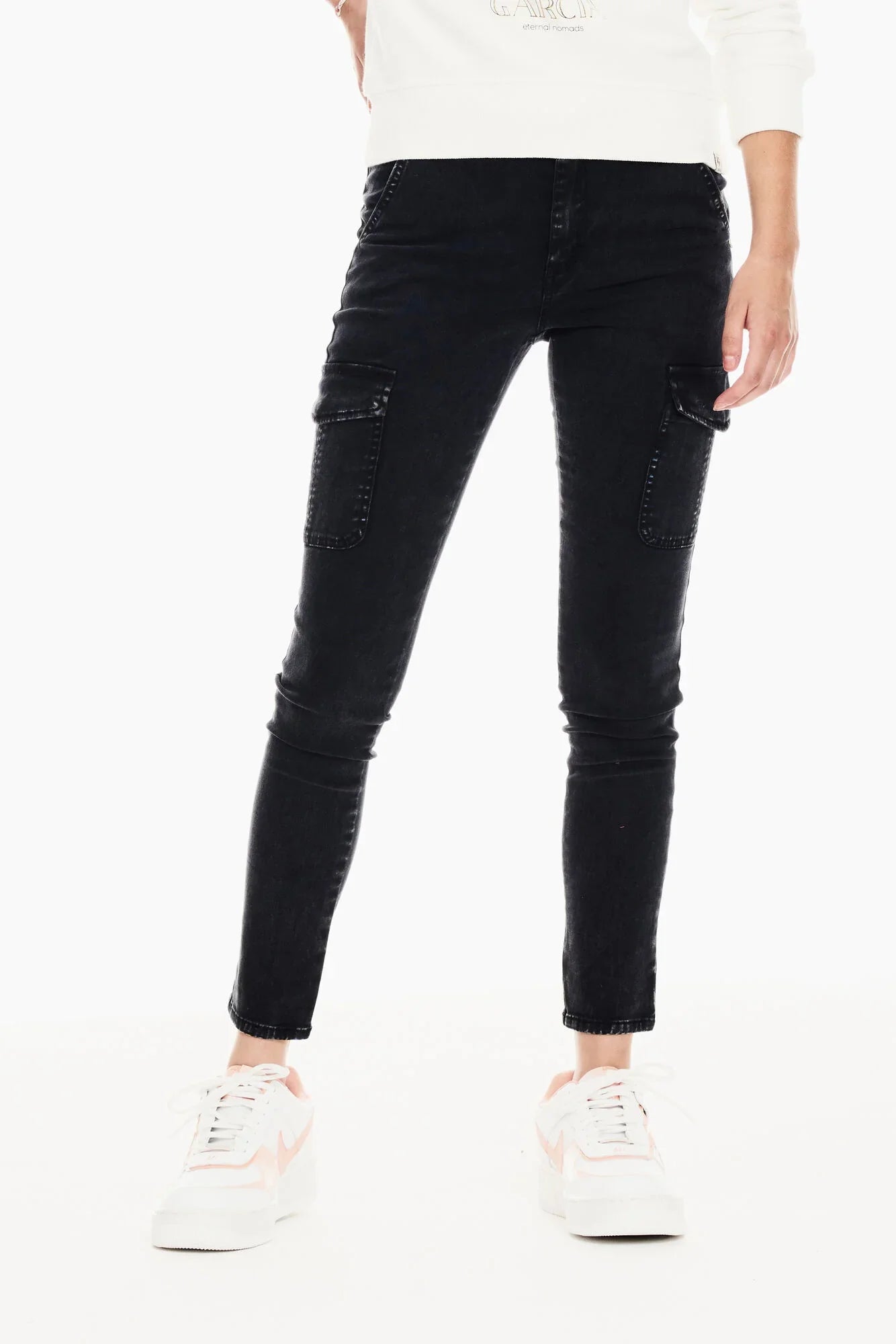 Schwarze Hose im Cargo-Look