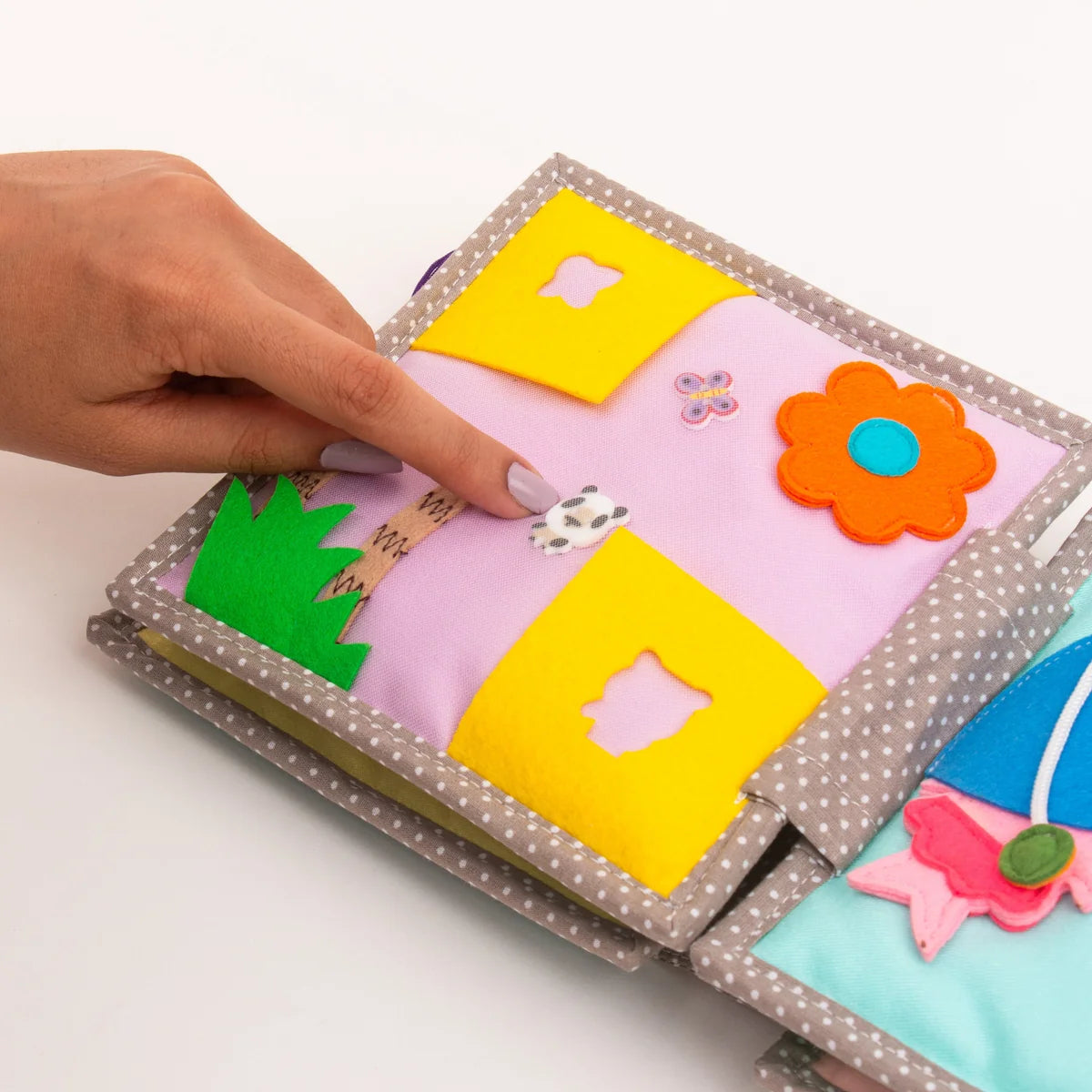 Jolly Designs Quiet Book Dösender Löwe – Fühlbuch erste Wörter ab 6 Monaten (ohne lose Teile)