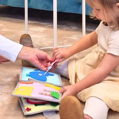 Jolly Designs Quiet Book Dösender Löwe – Fühlbuch erste Wörter ab 6 Monaten (ohne lose Teile)