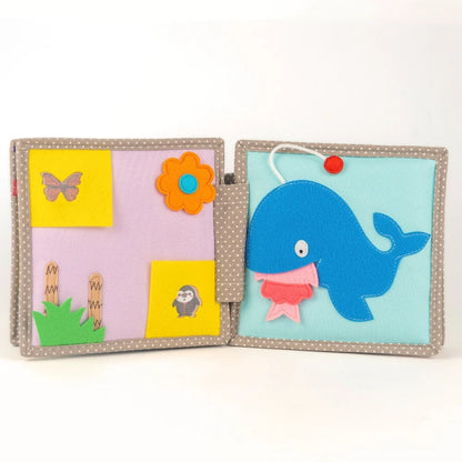Jolly Designs Quiet Book Dösender Löwe – Fühlbuch erste Wörter ab 6 Monaten (ohne lose Teile)