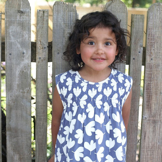 Pigeon Gesmocktes Sommerkleid mit Blätterprint GOTS