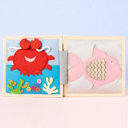 Jolly Designs Quiet Book Happy Sheep – Fühlbuch für alle Sinne ab 4 Monaten (ohne lose Teile)