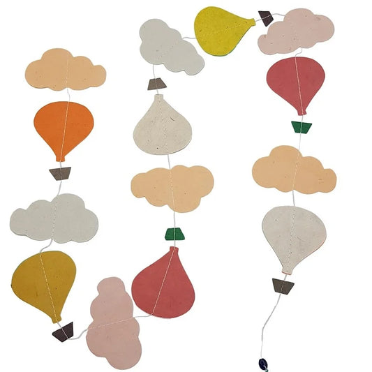 Papier Girlande aus Lokta Papier - Heißluftballon mit Wolken, orange/gelb von Frida Feeling